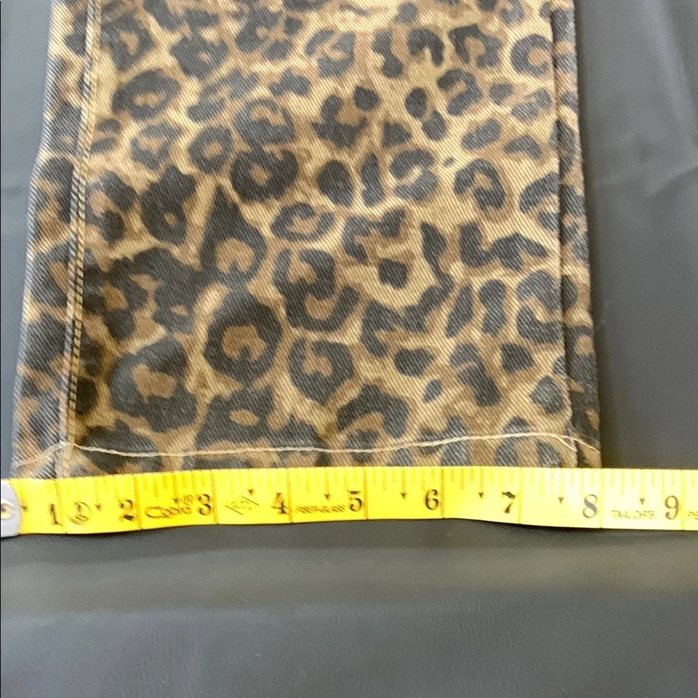 NWT Shakeair Leopard Print Straight Leg Jeans Women’s Size M